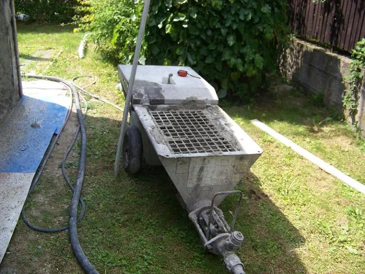 Vakológép egy kertben, felújítás közben